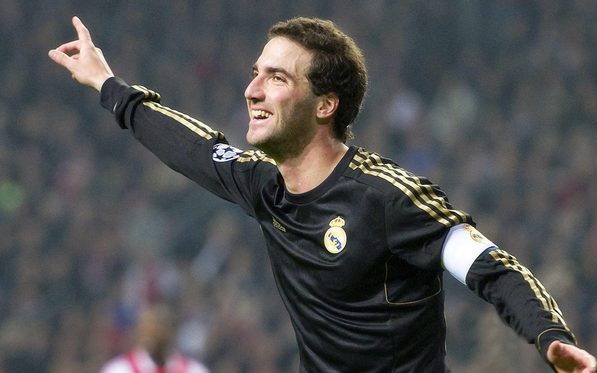 日本后卫面对中国队挑战提问显茫然，主帅及时解围引发热议