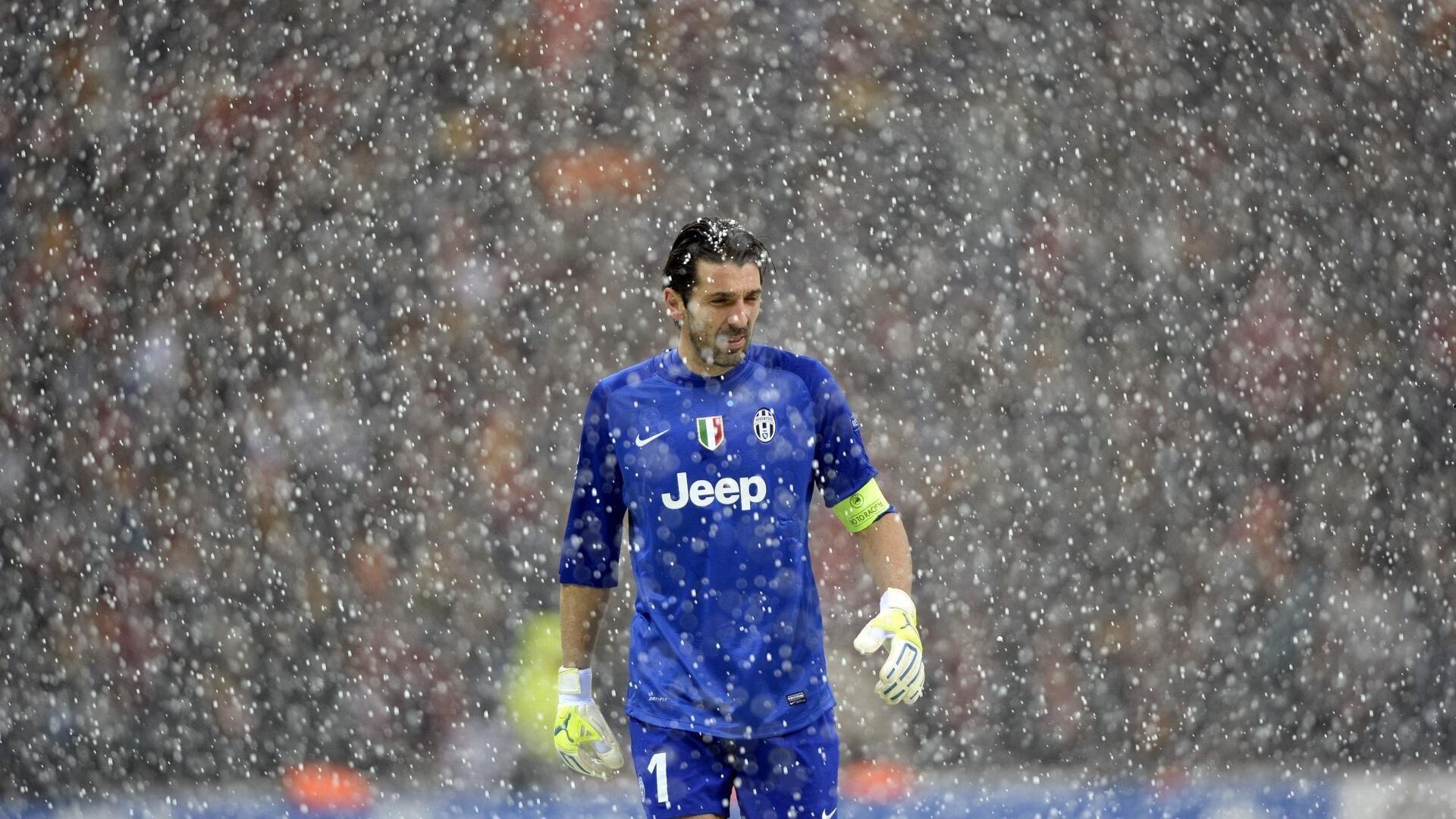 日本后卫面对中国队挑战提问显茫然，主帅及时解围引发热议